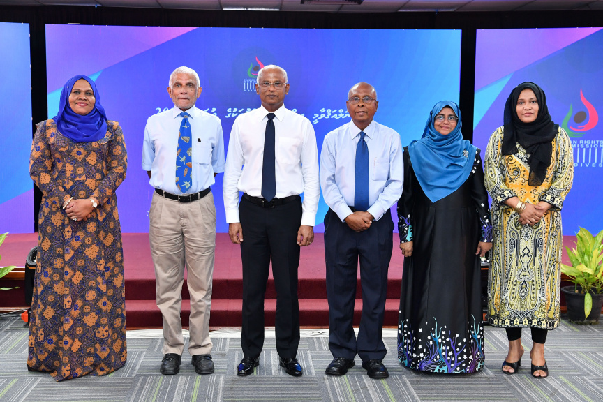 ބައިނަލްއަގުވާމީ އިންސާނީ ހައްގުތަކުގެ ދުވަހާއި އެޗްއާރުސީއެމްއަށް 18 އަހަރު ފުރުން ފާހަގަ ކުރުމަށް ބޭއްވި ރަސްމިއްޔާތުގެ ތެރެއިން -- ފޮޓޯ/ ރައީސް އޮފީސް
