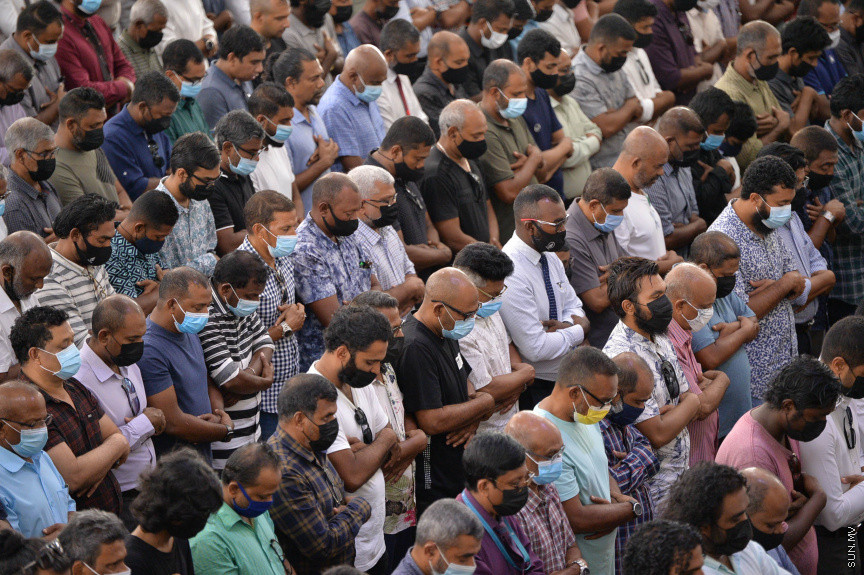 ކޮމަންޑޫ ދާއިރާގެ އެމްޑީޕީގެ މަޖިލީސް މެންބަރު ހުސައިން ވަހީދުގެ ކަށު ނަމާދުގެ ތެރެއިން-- ސަން ފޮޓޯ/ ނާއިލް ހުސައިން