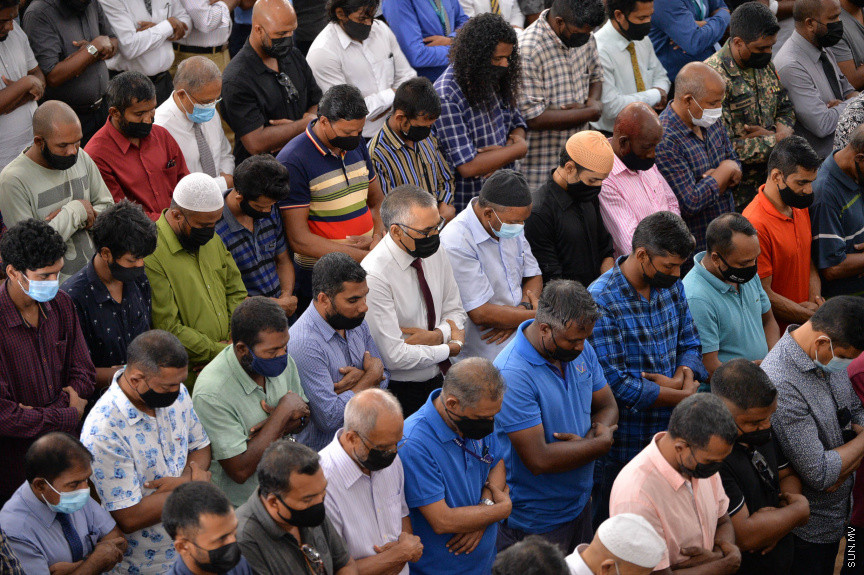 ކޮމަންޑޫ ދާއިރާގެ އެމްޑީޕީގެ މަޖިލީސް މެންބަރު ހުސައިން ވަހީދުގެ ކަށު ނަމާދުގެ ތެރެއިން-- ސަން ފޮޓޯ/ ނާއިލް ހުސައިން