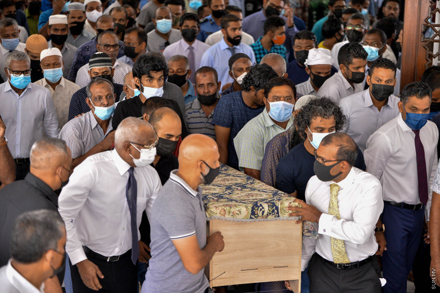 ކޮމަންޑޫ ދާއިރާގެ އެމްޑީޕީގެ މަޖިލީސް މެންބަރު ހުސައިން ވަހީދުގެ ކަށު ނަމާދުގެ ތެރެއިން-- ސަން ފޮޓޯ/ ނާއިލް ހުސައިން