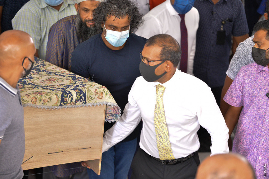 ކޮމަންޑޫ ދާއިރާގެ އެމްޑީޕީގެ މަޖިލީސް މެންބަރު ހުސައިން ވަހީދުގެ ކަށު ނަމާދުގެ ތެރެއިން-- ސަން ފޮޓޯ/ ނާއިލް ހުސައިން