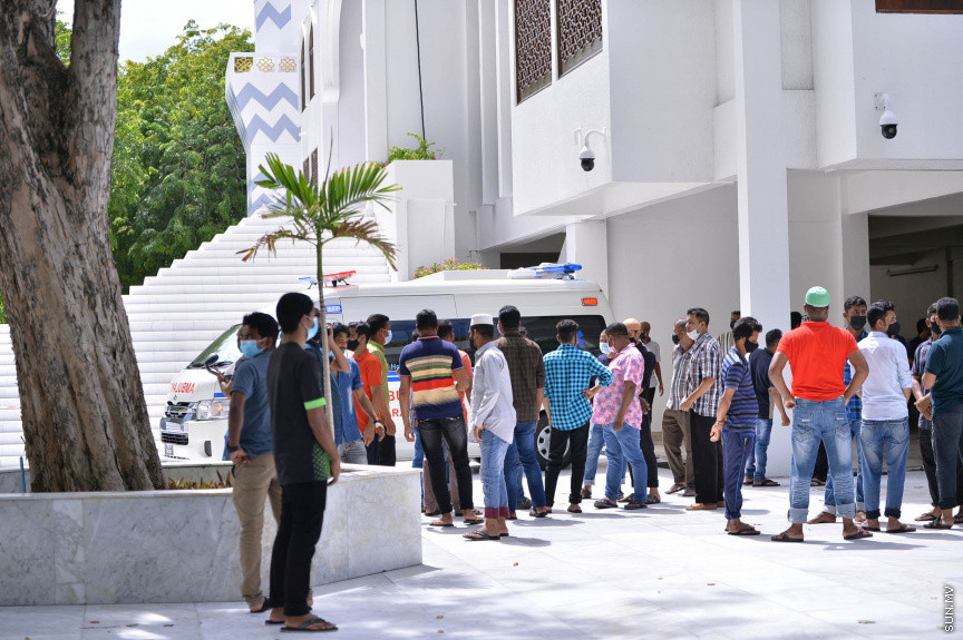 ކޮމަންޑޫ ދާއިރާގެ އެމްޑީޕީގެ މަޖިލީސް މެމްބަރު ހުސައިން ވަހީދުގެ ޖަނާޒާގެ ތެރެއިން-- ސަން ފޮޓޯ/ ނާއިލް ހުސައިން
