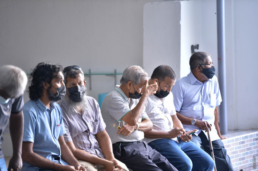 ކޮމަންޑޫ ދާއިރާގެ އެމްޑީޕީގެ މަޖިލީސް މެމްބަރު ހުސައިން ވަހީދުގެ ޖަނާޒާގެ ތެރެއިން-- ސަން ފޮޓޯ/ ނާއިލް ހުސައިން