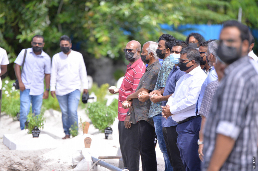 ކޮމަންޑޫ ދާއިރާގެ އެމްޑީޕީގެ މަޖިލީސް މެމްބަރު ހުސައިން ވަހީދުގެ ޖަނާޒާގެ ތެރެއިން-- ސަން ފޮޓޯ/ ނާއިލް ހުސައިން