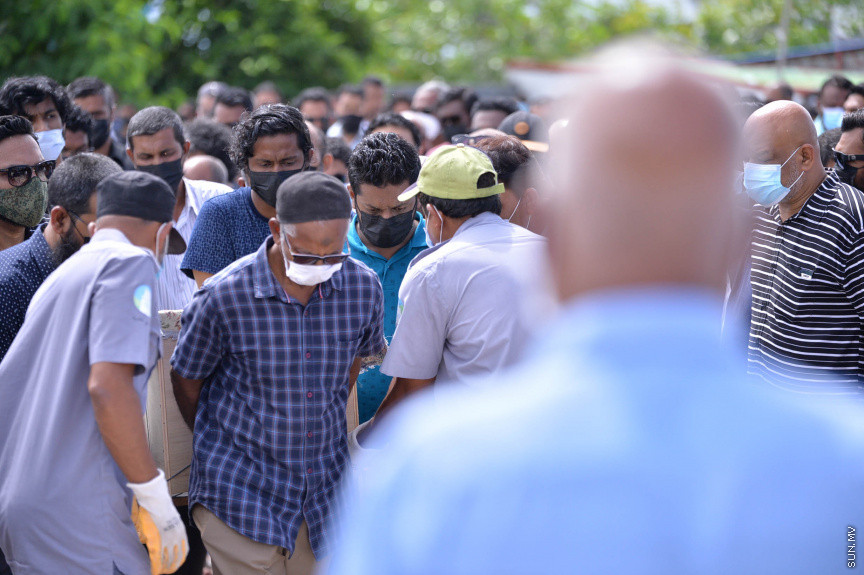 ކޮމަންޑޫ ދާއިރާގެ އެމްޑީޕީގެ މަޖިލީސް މެމްބަރު ހުސައިން ވަހީދުގެ ޖަނާޒާގެ ތެރެއިން-- ސަން ފޮޓޯ/ ނާއިލް ހުސައިން