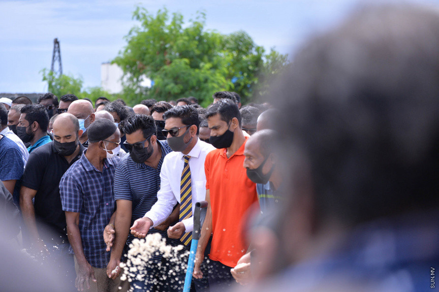 ކޮމަންޑޫ ދާއިރާގެ އެމްޑީޕީގެ މަޖިލީސް މެމްބަރު ހުސައިން ވަހީދުގެ ޖަނާޒާގެ ތެރެއިން-- ސަން ފޮޓޯ/ ނާއިލް ހުސައިން