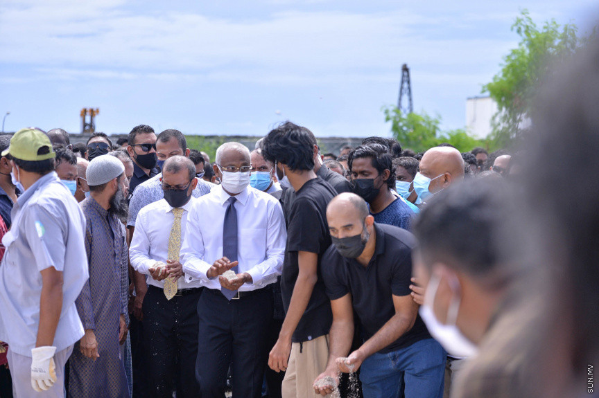 ކޮމަންޑޫ ދާއިރާގެ އެމްޑީޕީގެ މަޖިލީސް މެމްބަރު ހުސައިން ވަހީދުގެ ޖަނާޒާގެ ތެރެއިން-- ސަން ފޮޓޯ/ ނާއިލް ހުސައިން