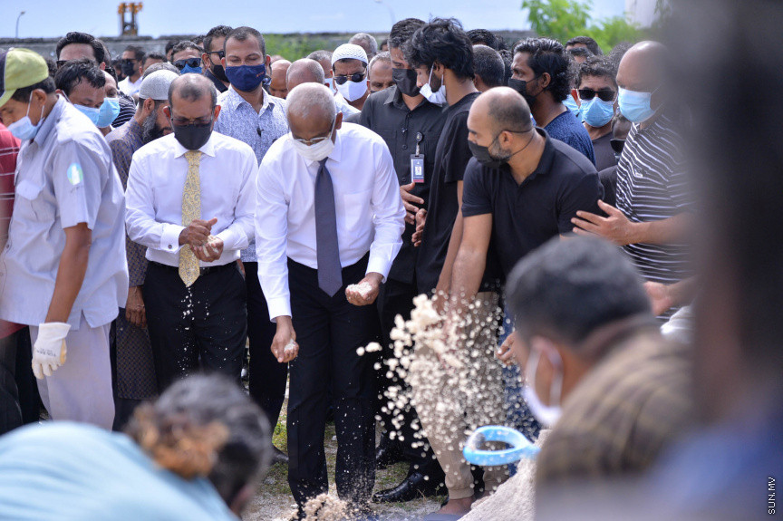 ކޮމަންޑޫ ދާއިރާގެ އެމްޑީޕީގެ މަޖިލީސް މެމްބަރު ހުސައިން ވަހީދުގެ ޖަނާޒާގެ ތެރެއިން-- ސަން ފޮޓޯ/ ނާއިލް ހުސައިން