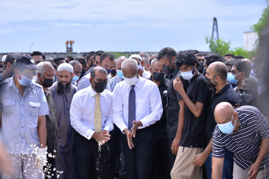 ކޮމަންޑޫ ދާއިރާގެ އެމްޑީޕީގެ މަޖިލީސް މެމްބަރު ހުސައިން ވަހީދުގެ ޖަނާޒާގެ ތެރެއިން-- ސަން ފޮޓޯ/ ނާއިލް ހުސައިން
