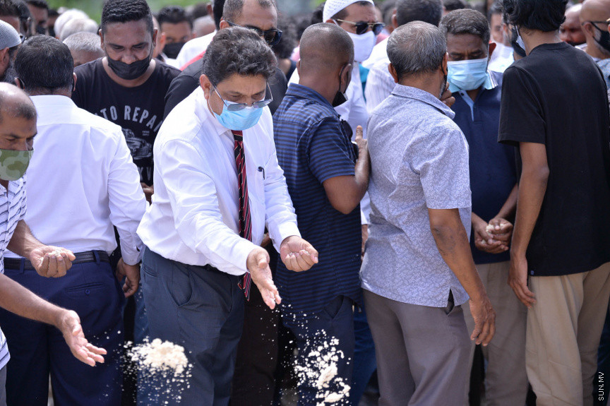 ކޮމަންޑޫ ދާއިރާގެ އެމްޑީޕީގެ މަޖިލީސް މެމްބަރު ހުސައިން ވަހީދުގެ ޖަނާޒާގެ ތެރެއިން-- ސަން ފޮޓޯ/ ނާއިލް ހުސައިން