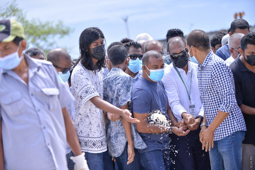 ކޮމަންޑޫ ދާއިރާގެ އެމްޑީޕީގެ މަޖިލީސް މެމްބަރު ހުސައިން ވަހީދުގެ ޖަނާޒާގެ ތެރެއިން-- ސަން ފޮޓޯ/ ނާއިލް ހުސައިން