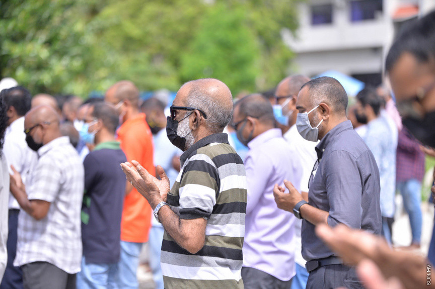 ކޮމަންޑޫ ދާއިރާގެ އެމްޑީޕީގެ މަޖިލީސް މެމްބަރު ހުސައިން ވަހީދުގެ ޖަނާޒާގެ ތެރެއިން-- ސަން ފޮޓޯ/ ނާއިލް ހުސައިން