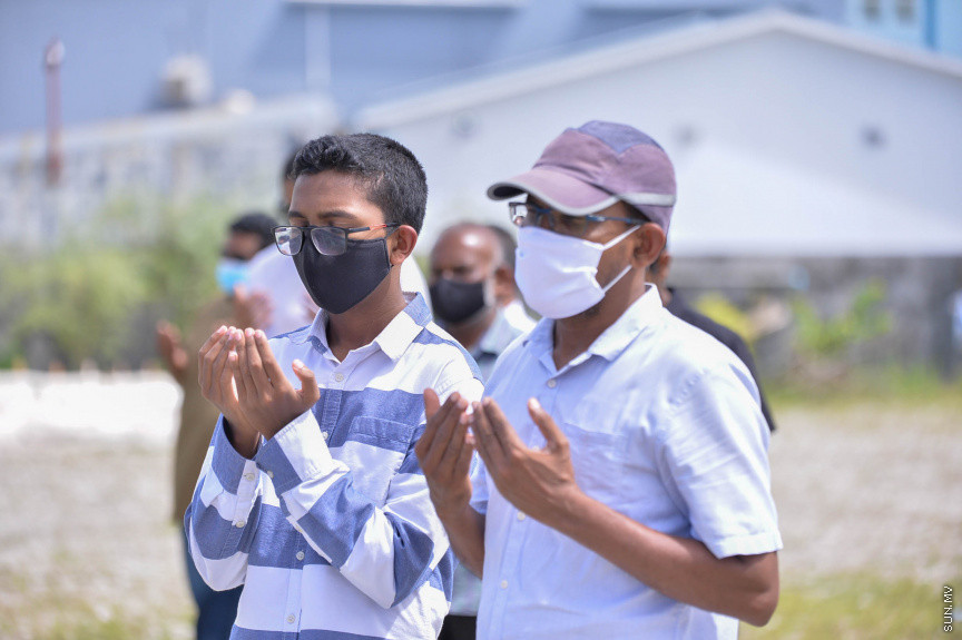 ކޮމަންޑޫ ދާއިރާގެ އެމްޑީޕީގެ މަޖިލީސް މެމްބަރު ހުސައިން ވަހީދުގެ ޖަނާޒާގެ ތެރެއިން-- ސަން ފޮޓޯ/ ނާއިލް ހުސައިން