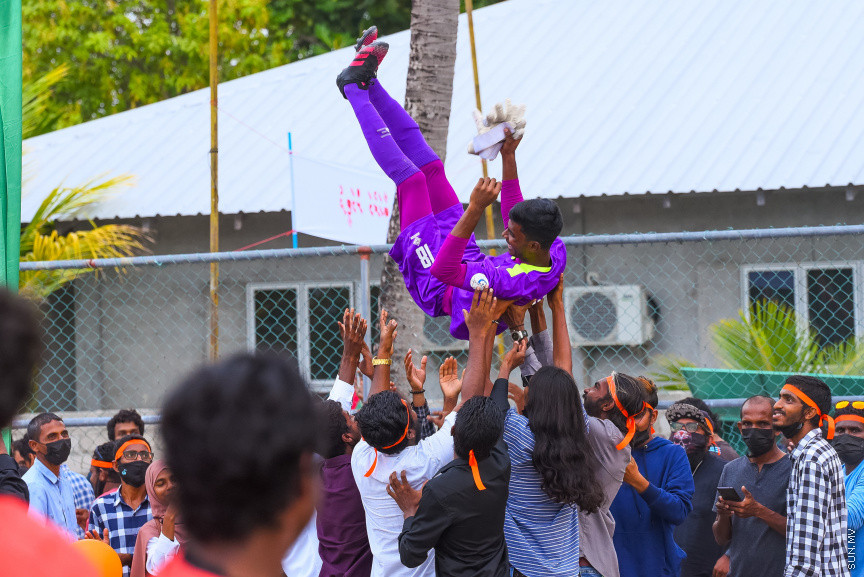 ޔޫތު ޗެމްޕިއަންޝިޕް 21/2022 ގެ ޗެމްޕިއަންކަން އީގަލްސްއިން ހޯދުން.   އީގަލްސް މި މެޗު ކާމިޔާބުކުރީ  1 - 0 ގެ ނަތީޖާ އަކުން ސުޕަ ޔުނައިޓެޑް ސްޕޯޓްސް ބަލިކޮށްގެން -- ސަން ފޮޓޯ/ މުހައްމަދު ހައްޔާން