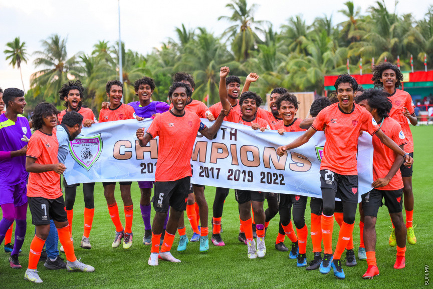 ޔޫތު ޗެމްޕިއަންޝިޕް 21/2022 ގެ ޗެމްޕިއަންކަން އީގަލްސްއިން ހޯދުން.   އީގަލްސް މި މެޗު ކާމިޔާބުކުރީ  1 - 0 ގެ ނަތީޖާ އަކުން ސުޕަ ޔުނައިޓެޑް ސްޕޯޓްސް ބަލިކޮށްގެން -- ސަން ފޮޓޯ/ މުހައްމަދު ހައްޔާން