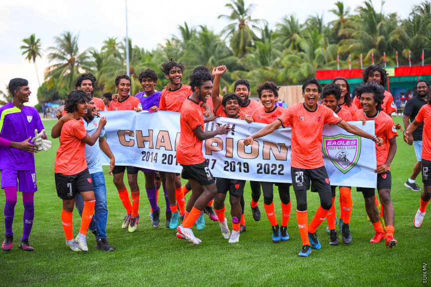 ޔޫތު ޗެމްޕިއަންޝިޕް 21/2022 ގެ ޗެމްޕިއަންކަން އީގަލްސްއިން ހޯދުން.   އީގަލްސް މި މެޗު ކާމިޔާބުކުރީ  1 - 0 ގެ ނަތީޖާ އަކުން ސުޕަ ޔުނައިޓެޑް ސްޕޯޓްސް ބަލިކޮށްގެން -- ސަން ފޮޓޯ/ މުހައްމަދު ހައްޔާން