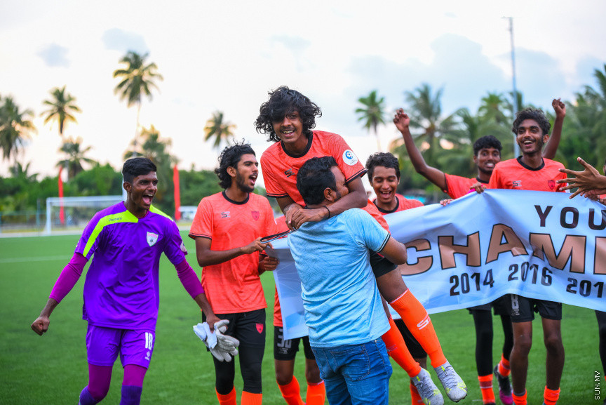 ޔޫތު ޗެމްޕިއަންޝިޕް 21/2022 ގެ ޗެމްޕިއަންކަން އީގަލްސްއިން ހޯދުން.   އީގަލްސް މި މެޗު ކާމިޔާބުކުރީ  1 - 0 ގެ ނަތީޖާ އަކުން ސުޕަ ޔުނައިޓެޑް ސްޕޯޓްސް ބަލިކޮށްގެން -- ސަން ފޮޓޯ/ މުހައްމަދު ހައްޔާން