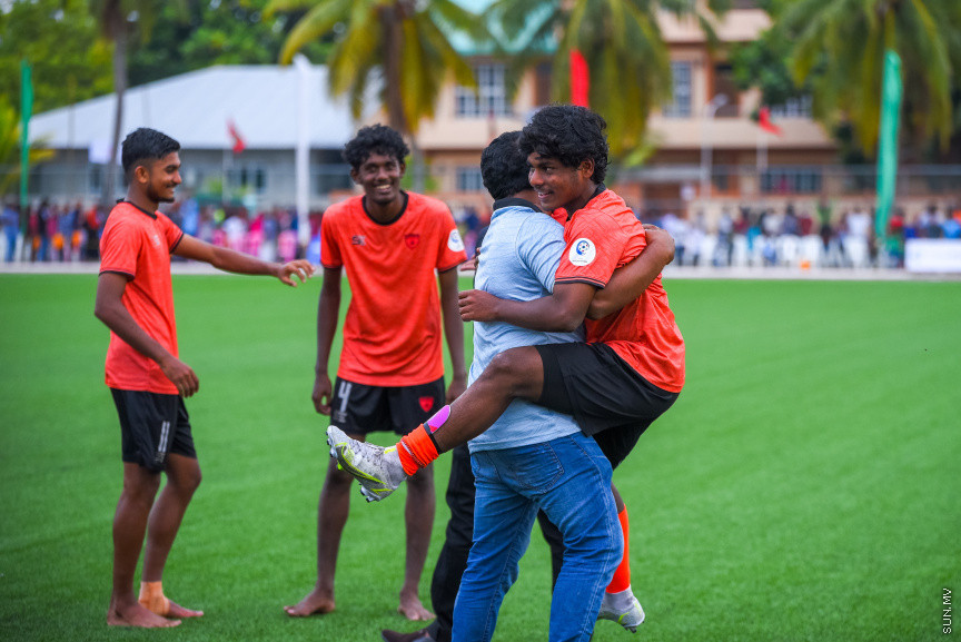 ޔޫތު ޗެމްޕިއަންޝިޕް 21/2022 ގެ ޗެމްޕިއަންކަން އީގަލްސްއިން ހޯދުން.   އީގަލްސް މި މެޗު ކާމިޔާބުކުރީ  1 - 0 ގެ ނަތީޖާ އަކުން ސުޕަ ޔުނައިޓެޑް ސްޕޯޓްސް ބަލިކޮށްގެން -- ސަން ފޮޓޯ/ މުހައްމަދު ހައްޔާން
