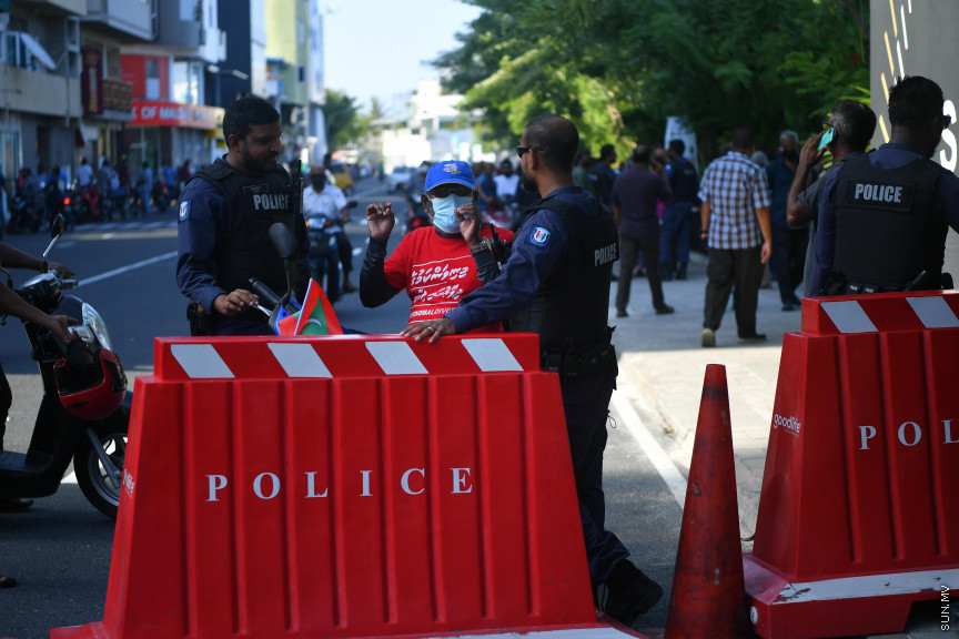25 މާރޗް 2022: "ނޭވާ ހޮޅިއަށް" ނަމުގައި އިދިކޮޅުން މާލޭގައި ކުރިއަށް ގެންދިޔަ މުޒާހަރާ ހުއްޓުވަން ފުލުހުން މަސައްކަތް ކުރަނީ -- ސަން ފޮޓޯ/ މުހައްމަދު އަފްރާހް