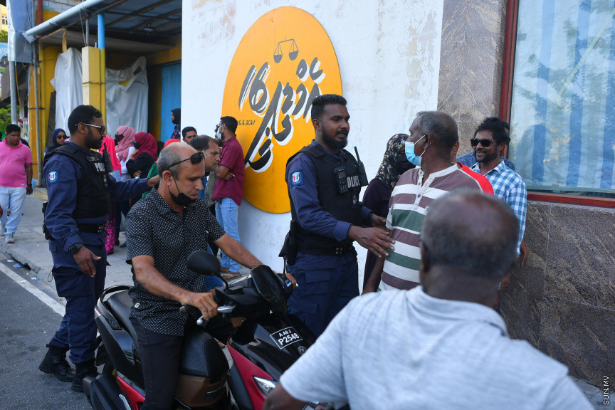 25 މާރޗް 2022: "ނޭވާ ހޮޅިއަށް" ނަމުގައި އިދިކޮޅުން މާލޭގައި ކުރިއަށް ގެންދިޔަ މުޒާހަރާގެ ބައެއް ބައިވެރިން ދުރަށް ޖައްސަނީ -- ސަން ފޮޓޯ/ މުހައްމަދު އަފްރާހް