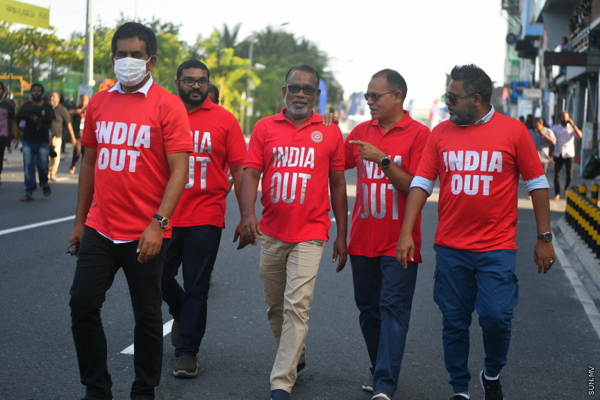 25 މާރޗް 2022: "ނޭވާ ހޮޅިއަށް" ނަމުގައި  މާލޭގައި ކުރިއަށް ގެންދިޔަ މުޒާހަރާގައި އިދިކޮޅު ޕީޕީއެމް/ޕީއެންސީ ލީޑާރޝިޕްގެ ބައެއް ބޭފުޅުން  -- ސަން ފޮޓޯ/ މުހައްމަދު އަފްރާހް