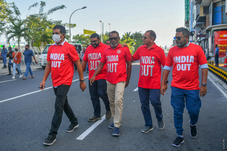 25 މާރޗް 2022: "ނޭވާ ހޮޅިއަށް" ނަމުގައި އިދިކޮޅުން މާލޭގައި ކުރިއަށް ގެންދިޔަ މުޒާހަރާގެ ތެރެއިން -- ސަން ފޮޓޯ/ މުހައްމަދު އަފްރާހް