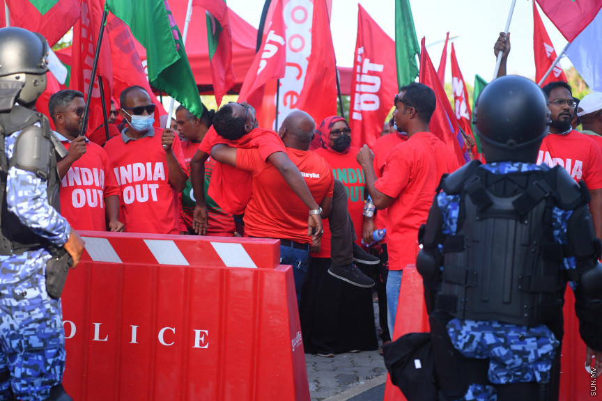 25 މާރޗް 2022: "ނޭވާ ހޮޅިއަށް" ނަމުގައި އިދިކޮޅުން މާލޭގައި ކުރިއަށް ގެންދިޔަ މުޒާހަރާގެ ތެރެއިން -- ސަން ފޮޓޯ/ މުހައްމަދު އަފްރާހް