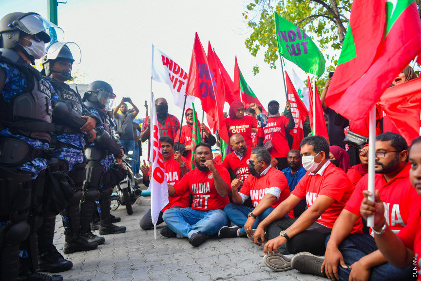25 މާރޗް 2022: "ނޭވާ ހޮޅިއަށް" ނަމުގައި އިދިކޮޅުން މާލޭގައި ކުރިއަށް ގެންދިޔަ މުޒާހަރާގެ ތެރެއިން -- ސަން ފޮޓޯ/ މުހައްމަދު އަފްރާހް