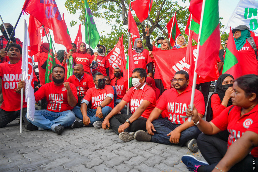 25 މާރޗް 2022: "ނޭވާ ހޮޅިއަށް" ނަމުގައި އިދިކޮޅުން މާލޭގައި ކުރިއަށް ގެންދިޔަ މުޒާހަރާގެ ތެރެއިން -- ސަން ފޮޓޯ/ މުހައްމަދު އަފްރާހް