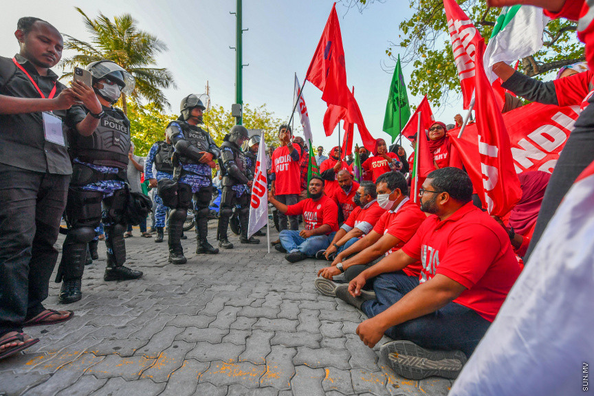 25 މާރޗް 2022: "ނޭވާ ހޮޅިއަށް" ނަމުގައި އިދިކޮޅުން މާލޭގައި ކުރިއަށް ގެންދިޔަ މުޒާހަރާގެ ތެރެއިން -- ސަން ފޮޓޯ/ މުހައްމަދު އަފްރާހް