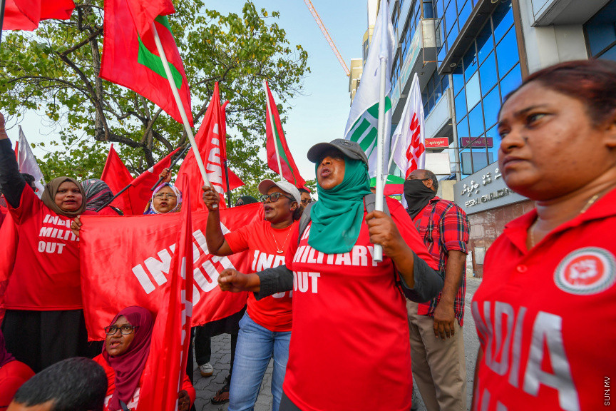 25 މާރޗް 2022: "ނޭވާ ހޮޅިއަށް" ނަމުގައި އިދިކޮޅުން މާލޭގައި ކުރިއަށް ގެންދިޔަ މުޒާހަރާގެ ތެރެއިން -- ސަން ފޮޓޯ/ މުހައްމަދު އަފްރާހް