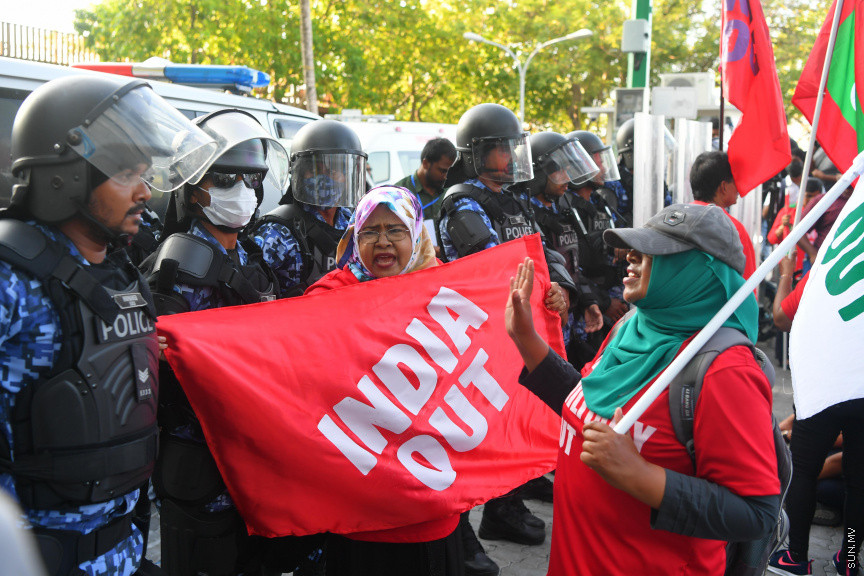 25 މާރޗް 2022: "ނޭވާ ހޮޅިއަށް" ނަމުގައި އިދިކޮޅުން މާލޭގައި ކުރިއަށް ގެންދިޔަ މުޒާހަރާގެ ތެރެއިން -- ސަން ފޮޓޯ/ މުހައްމަދު އަފްރާހް