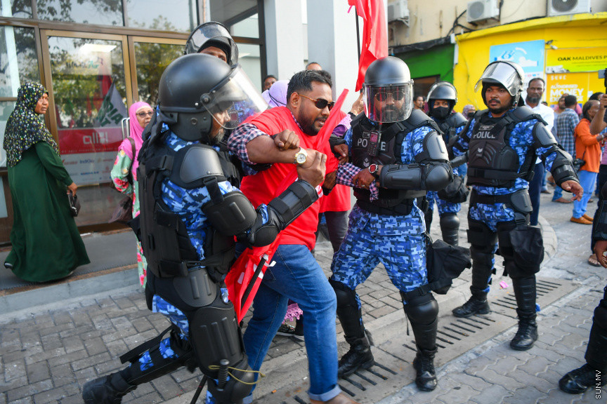 25 މާރޗް 2022: "ނޭވާ ހޮޅިއަށް" ނަމުގައި އިދިކޮޅުން މާލޭގައި ކުރިއަށް ގެންދިޔަ މުޒާހަރާގެ ތެރެއިން -- ސަން ފޮޓޯ/ މުހައްމަދު އަފްރާހް