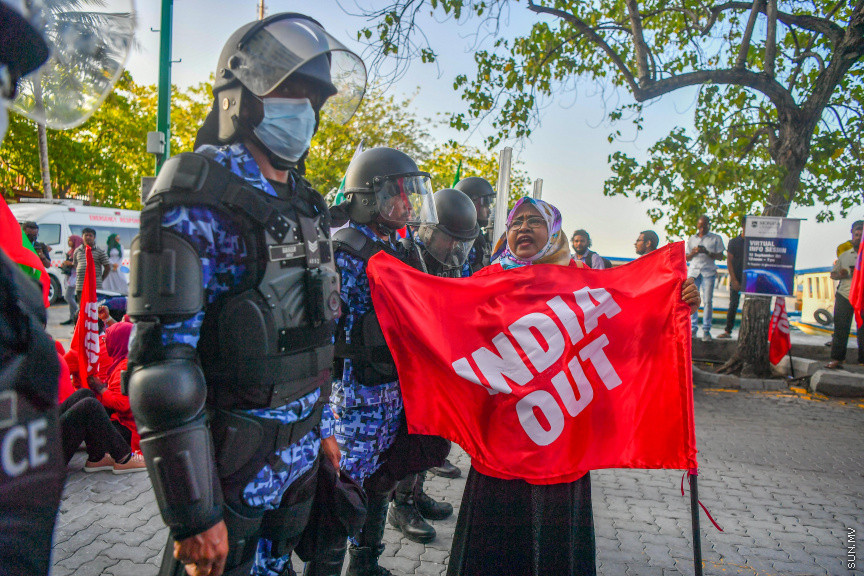 25 މާރޗް 2022: "ނޭވާ ހޮޅިއަށް" ނަމުގައި އިދިކޮޅުން މާލޭގައި ކުރިއަށް ގެންދިޔަ މުޒާހަރާގެ ތެރެއިން -- ސަން ފޮޓޯ/ މުހައްމަދު އަފްރާހް