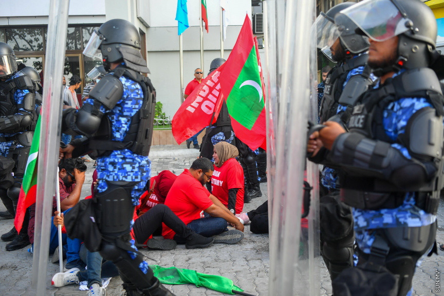 25 މާރޗް 2022: "ނޭވާ ހޮޅިއަށް" ނަމުގައި އިދިކޮޅުން މާލޭގައި ކުރިއަށް ގެންދިޔަ މުޒާހަރާގެ ތެރެއިން -- ސަން ފޮޓޯ/ މުހައްމަދު އަފްރާހް