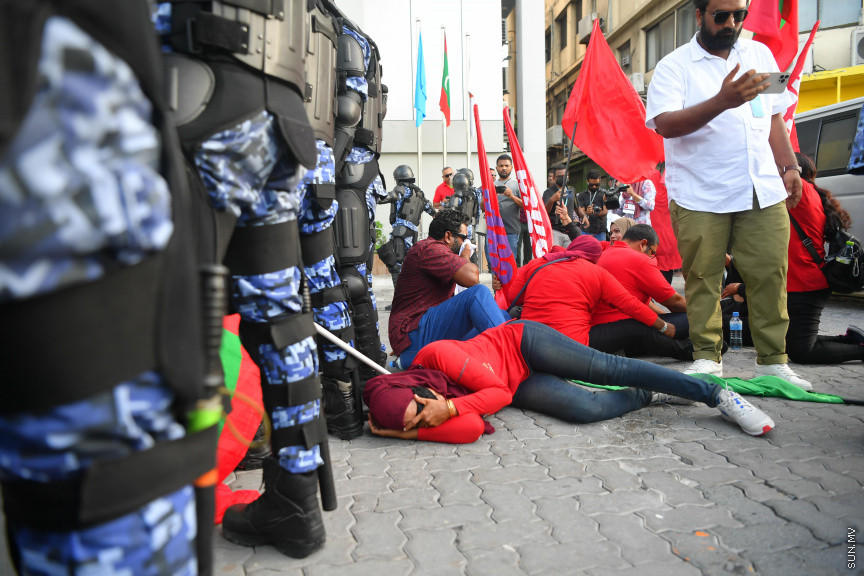 25 މާރޗް 2022: "ނޭވާ ހޮޅިއަށް" ނަމުގައި އިދިކޮޅުން މާލޭގައި ކުރިއަށް ގެންދިޔަ މުޒާހަރާގެ ތެރެއިން -- ސަން ފޮޓޯ/ މުހައްމަދު އަފްރާހް