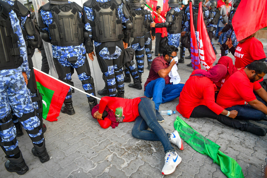 25 މާރޗް 2022: "ނޭވާ ހޮޅިއަށް" ނަމުގައި އިދިކޮޅުން މާލޭގައި ކުރިއަށް ގެންދިޔަ މުޒާހަރާގެ ތެރެއިން -- ސަން ފޮޓޯ/ މުހައްމަދު އަފްރާހް