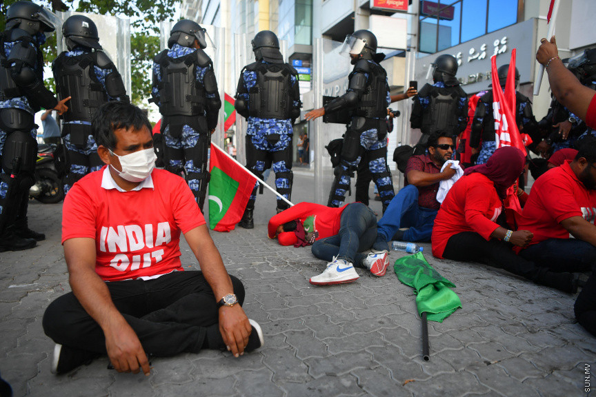 25 މާރޗް 2022: "ނޭވާ ހޮޅިއަށް" ނަމުގައި އިދިކޮޅުން މާލޭގައި ކުރިއަށް ގެންދިޔަ މުޒާހަރާގެ ތެރެއިން -- ސަން ފޮޓޯ/ މުހައްމަދު އަފްރާހް