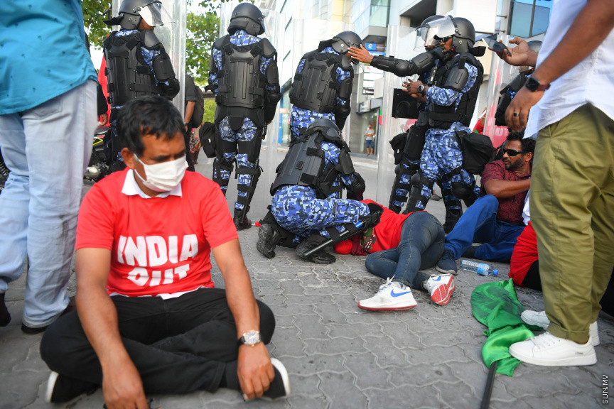 25 މާރޗް 2022: "ނޭވާ ހޮޅިއަށް" ނަމުގައި އިދިކޮޅުން މާލޭގައި ކުރިއަށް ގެންދިޔަ މުޒާހަރާގެ ތެރެއިން -- ސަން ފޮޓޯ/ މުހައްމަދު އަފްރާހް