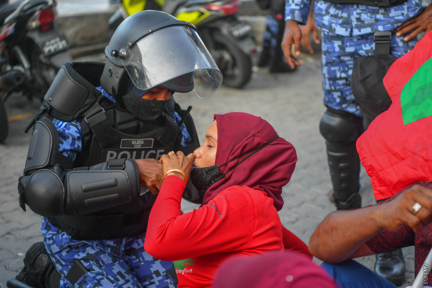 25 މާރޗް 2022: "ނޭވާ ހޮޅިއަށް" ނަމުގައި އިދިކޮޅުން މާލޭގައި ކުރިއަށް ގެންދިޔަ މުޒާހަރާގެ ތެރެއިން -- ސަން ފޮޓޯ/ މުހައްމަދު އަފްރާހް