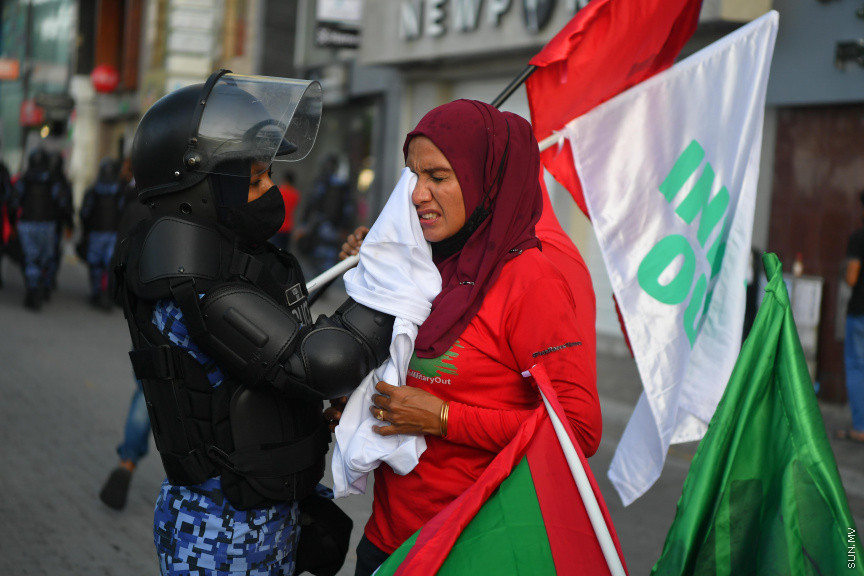 25 މާރޗް 2022: "ނޭވާ ހޮޅިއަށް" ނަމުގައި އިދިކޮޅުން މާލޭގައި ކުރިއަށް ގެންދިޔަ މުޒާހަރާގެ ތެރެއިން -- ސަން ފޮޓޯ/ މުހައްމަދު އަފްރާހް