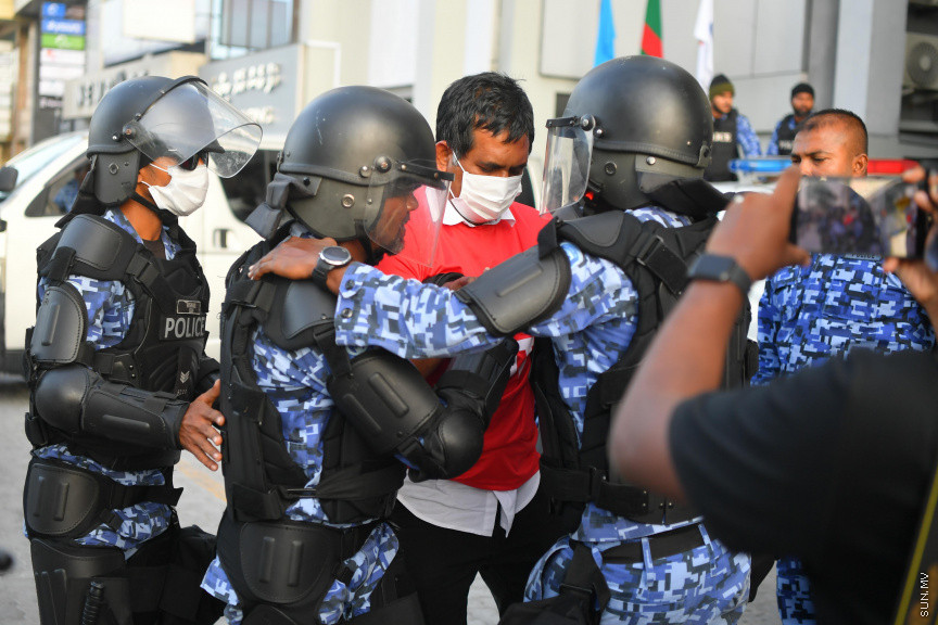 25 މާރޗް 2022: "ނޭވާ ހޮޅިއަށް" ނަމުގައި އިދިކޮޅުން މާލޭގައި ކުރިއަށް ގެންދިޔަ މުޒާހަރާގެ ތެރެއިން -- ސަން ފޮޓޯ/ މުހައްމަދު އަފްރާހް