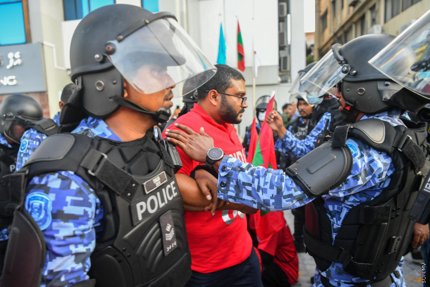 25 މާރޗް 2022: "ނޭވާ ހޮޅިއަށް" ނަމުގައި އިދިކޮޅުން މާލޭގައި ކުރިއަށް ގެންދިޔަ މުޒާހަރާގެ ތެރެއިން -- ސަން ފޮޓޯ/ މުހައްމަދު އަފްރާހް