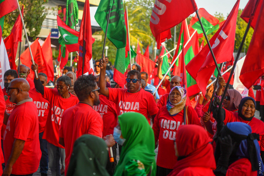 25 މާރޗް 2022: "ނޭވާ ހޮޅިއަށް" ނަމުގައި އިދިކޮޅުން މާލޭގައި ކުރިއަށް ގެންދިޔަ މުޒާހަރާގެ ތެރެއިން -- ސަން ފޮޓޯ/ މުހައްމަދު އަފްރާހް
