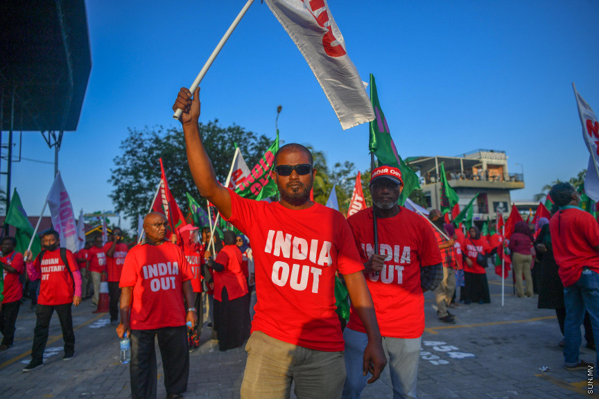 25 މާރޗް 2022: "ނޭވާ ހޮޅިއަށް" ނަމުގައި އިދިކޮޅުން މާލޭގައި ކުރިއަށް ގެންދިޔަ މުޒާހަރާގެ ތެރެއިން -- ސަން ފޮޓޯ/ މުހައްމަދު އަފްރާހް