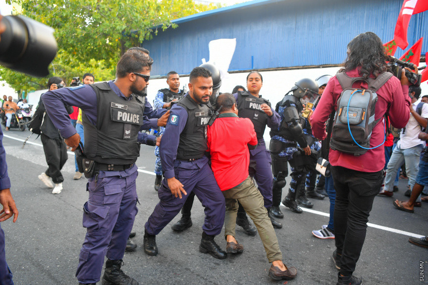 25 މާރޗް 2022: "ނޭވާ ހޮޅިއަށް" ނަމުގައި އިދިކޮޅުން މާލޭގައި ކުރިއަށް ގެންދިޔަ މުޒާހަރާގެ ތެރެއިން -- ސަން ފޮޓޯ/ މުހައްމަދު އަފްރާހް
