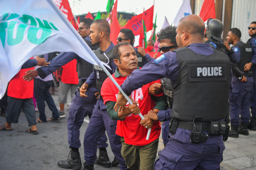 25 މާރޗް 2022: "ނޭވާ ހޮޅިއަށް" ނަމުގައި އިދިކޮޅުން މާލޭގައި ކުރިއަށް ގެންދިޔަ މުޒާހަރާގެ ތެރެއިން -- ސަން ފޮޓޯ/ މުހައްމަދު އަފްރާހް