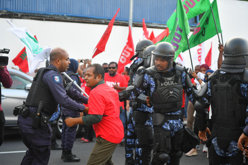 25 މާރޗް 2022: "ނޭވާ ހޮޅިއަށް" ނަމުގައި އިދިކޮޅުން މާލޭގައި ކުރިއަށް ގެންދިޔަ މުޒާހަރާގެ ތެރެއިން -- ސަން ފޮޓޯ/ މުހައްމަދު އަފްރާހް