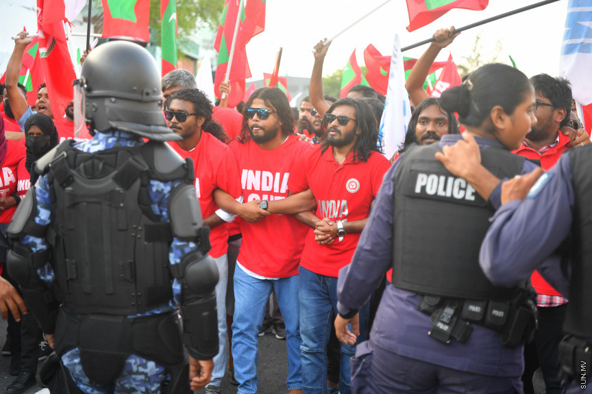 25 މާރޗް 2022: "ނޭވާ ހޮޅިއަށް" ނަމުގައި އިދިކޮޅުން މާލޭގައި ކުރިއަށް ގެންދިޔަ މުޒާހަރާގެ ތެރެއިން -- ސަން ފޮޓޯ/ މުހައްމަދު އަފްރާހް