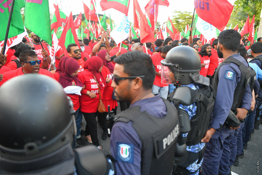 25 މާރޗް 2022: "ނޭވާ ހޮޅިއަށް" ނަމުގައި އިދިކޮޅުން މާލޭގައި ކުރިއަށް ގެންދިޔަ މުޒާހަރާގެ ތެރެއިން -- ސަން ފޮޓޯ/ މުހައްމަދު އަފްރާހް